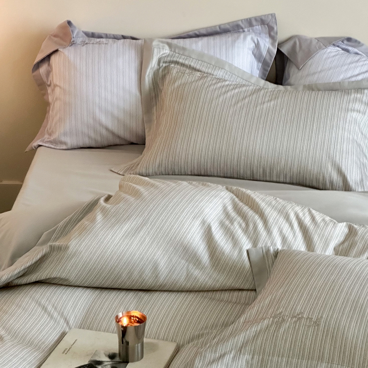 91家纺网 家纺一手货源 找家纺 黛舒家居 2025新款天丝棉磨毛字母刺绣小宽边四件套-纪梵希 纪梵希-灰