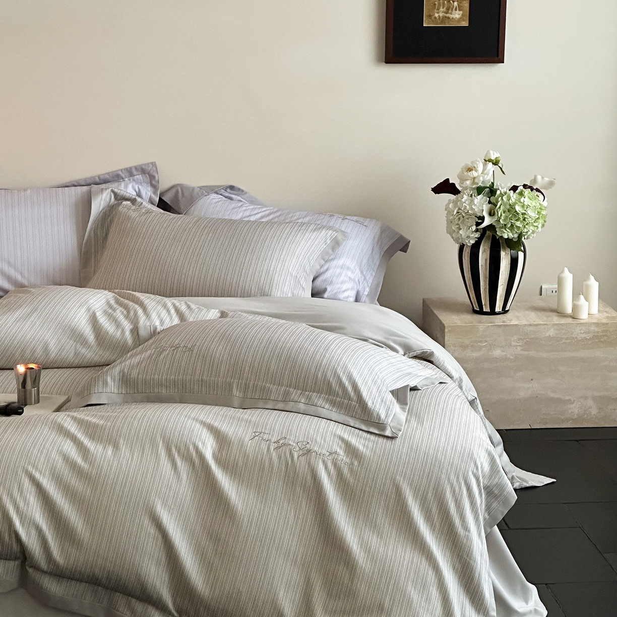 91家纺网 家纺一手货源 找家纺 黛舒家居 2025新款天丝棉磨毛字母刺绣小宽边四件套-纪梵希 纪梵希-灰