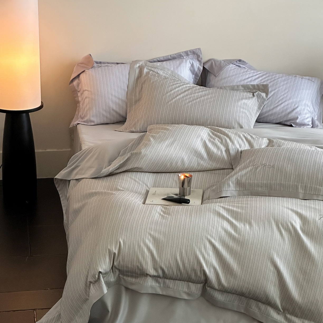 91家纺网 家纺一手货源 找家纺 黛舒家居 2025新款天丝棉磨毛字母刺绣小宽边四件套-纪梵希 纪梵希-灰