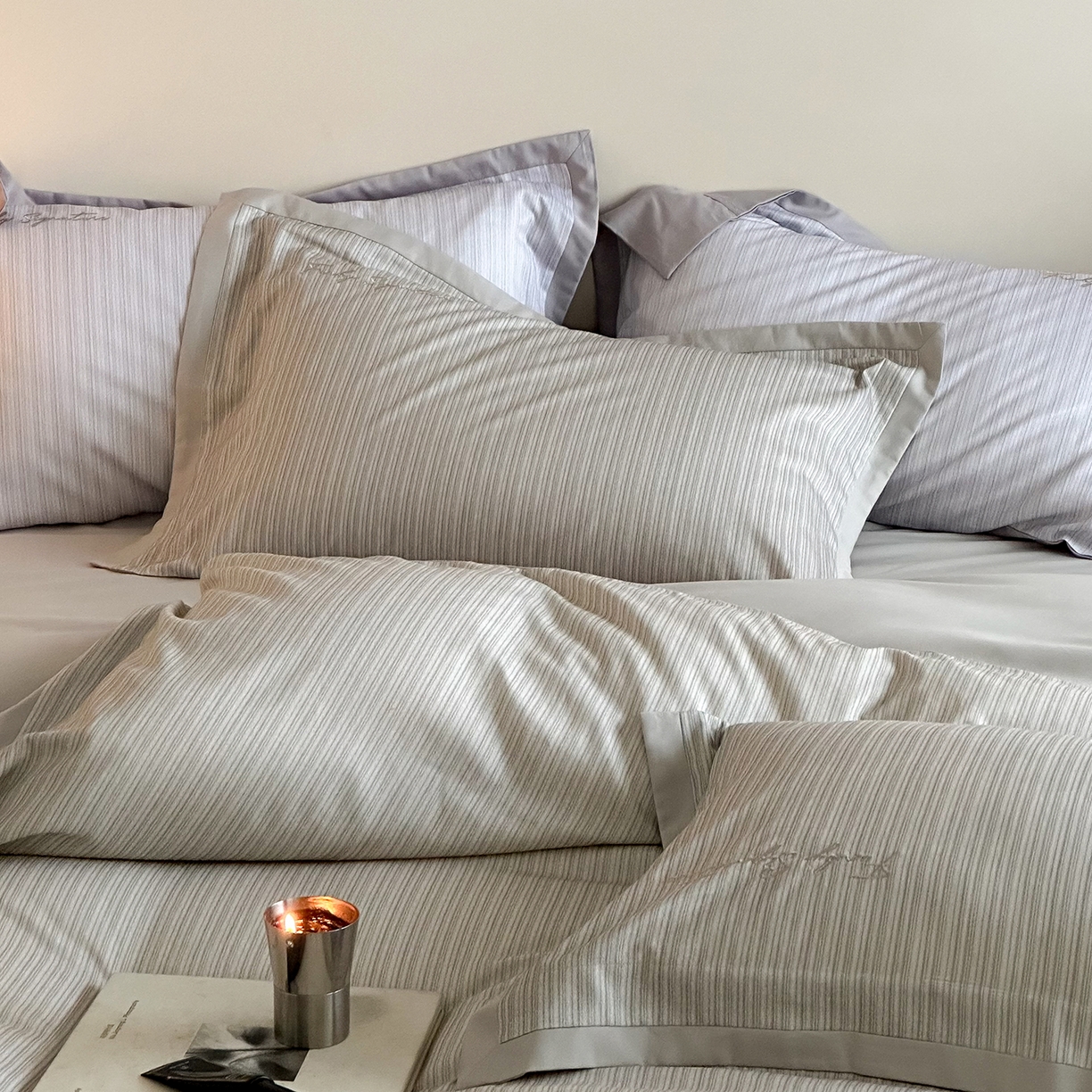 91家纺网 家纺一手货源 找家纺 黛舒家居 2025新款天丝棉磨毛字母刺绣小宽边四件套-纪梵希 纪梵希-灰