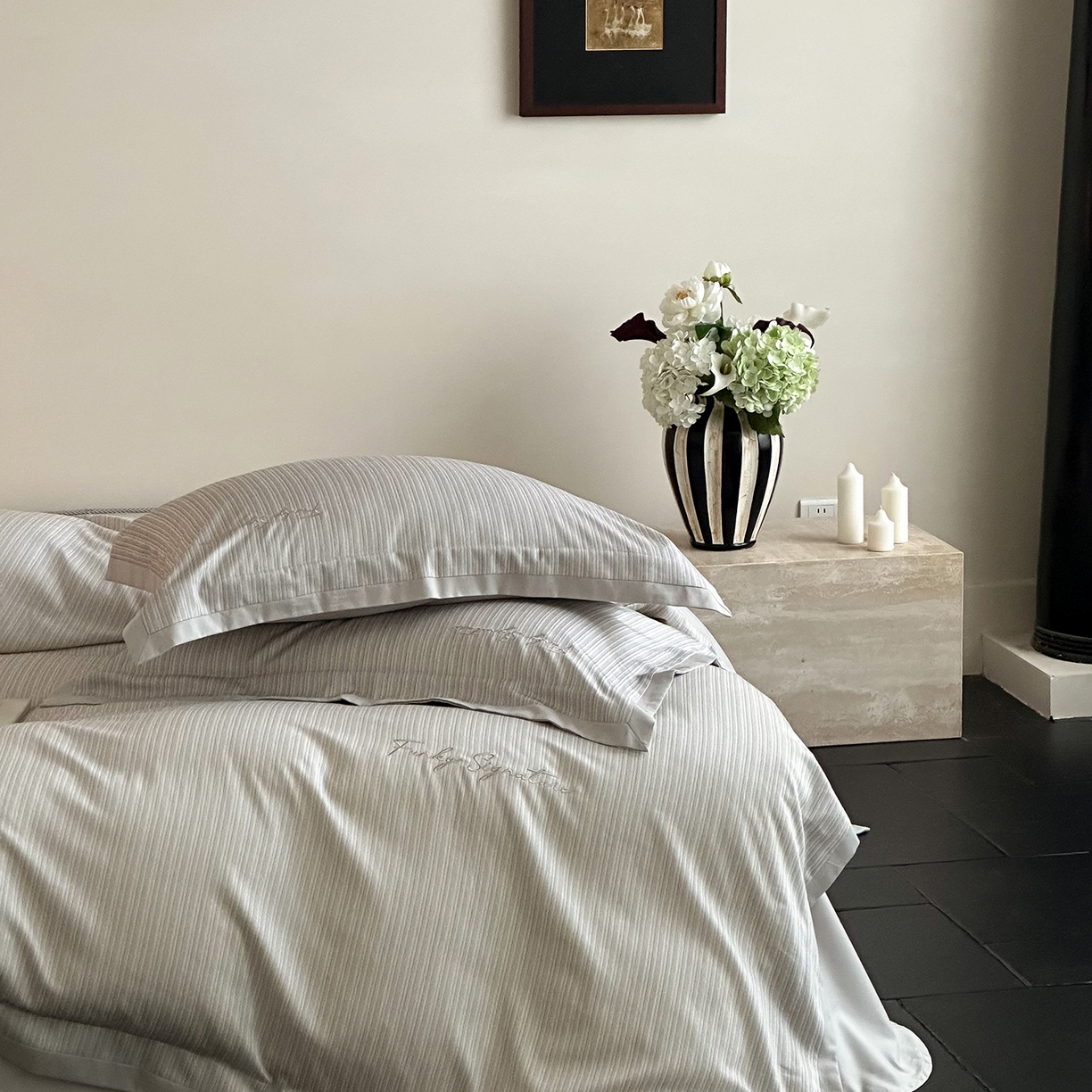 91家纺网 家纺一手货源 找家纺 黛舒家居 2025新款天丝棉磨毛字母刺绣小宽边四件套-纪梵希 纪梵希-灰