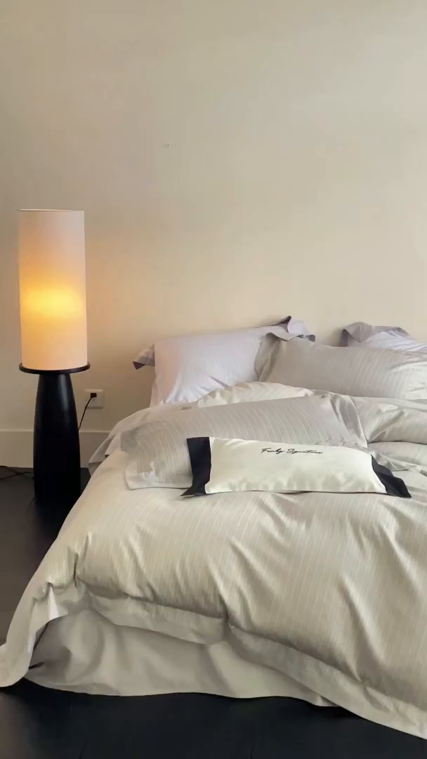 91家纺网 家纺一手货源 找家纺 黛舒家居 2025新款天丝棉磨毛字母刺绣小宽边四件套-纪梵希 纪梵希-灰