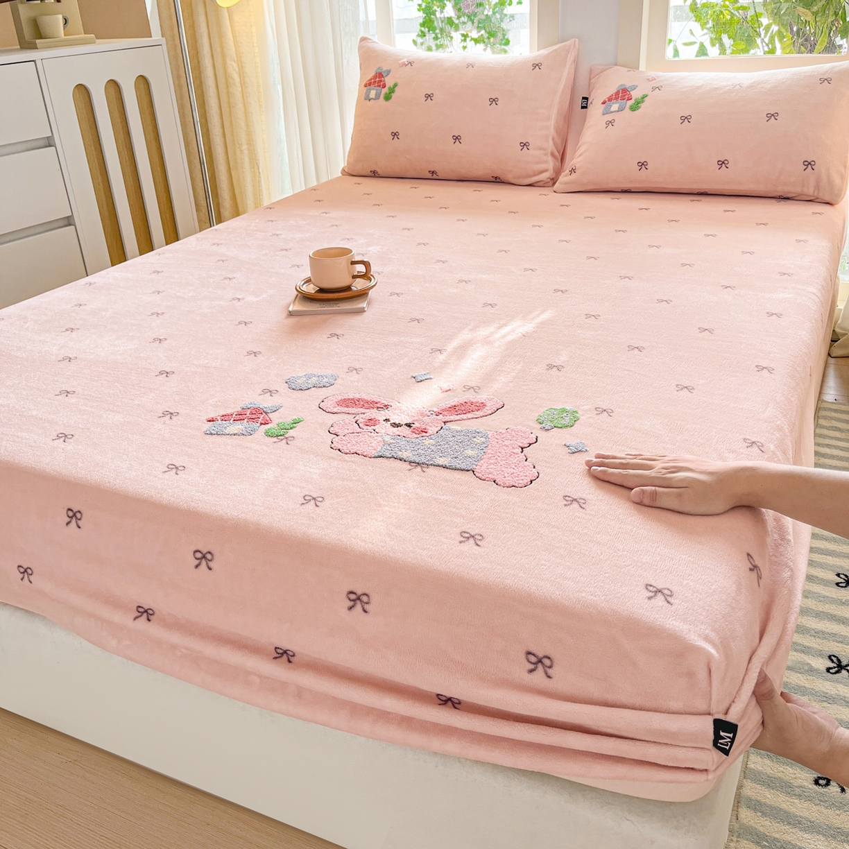 91家纺网 家纺一手货源 找家纺 （总）佳汐蓝家纺 2025新款秋冬220克毛巾绣绣牛奶绒床笠三件套