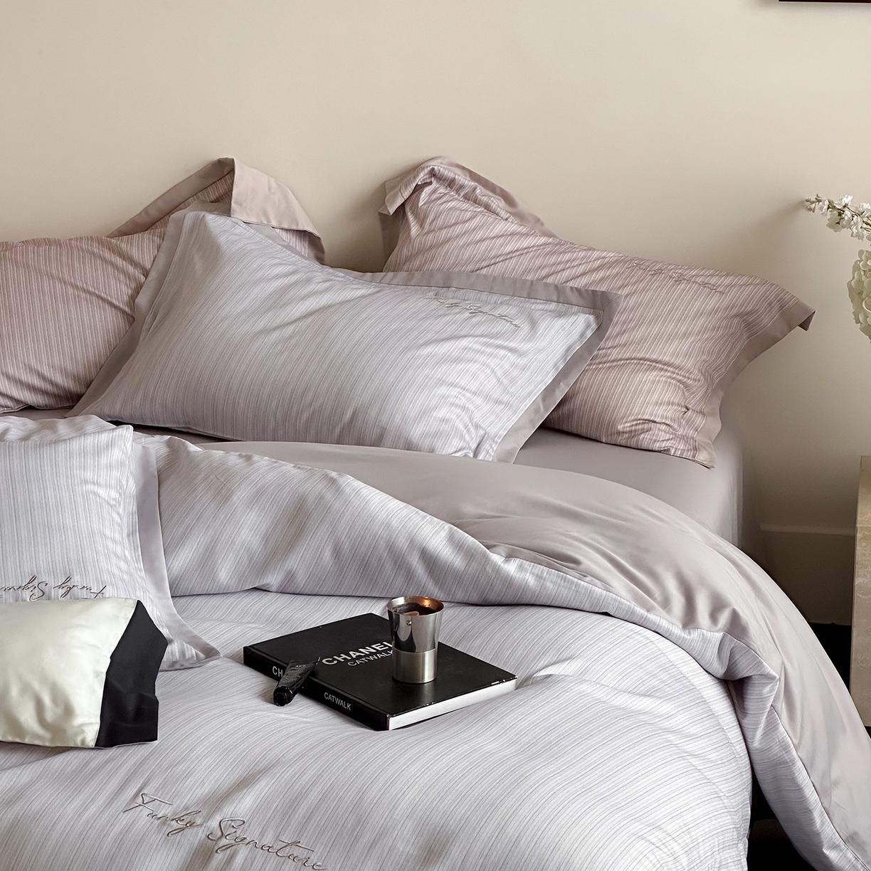 91家纺网 家纺一手货源 找家纺 黛舒家居 2025新款天丝棉磨毛字母刺绣小宽边四件套-纪梵希 纪梵希-紫灰