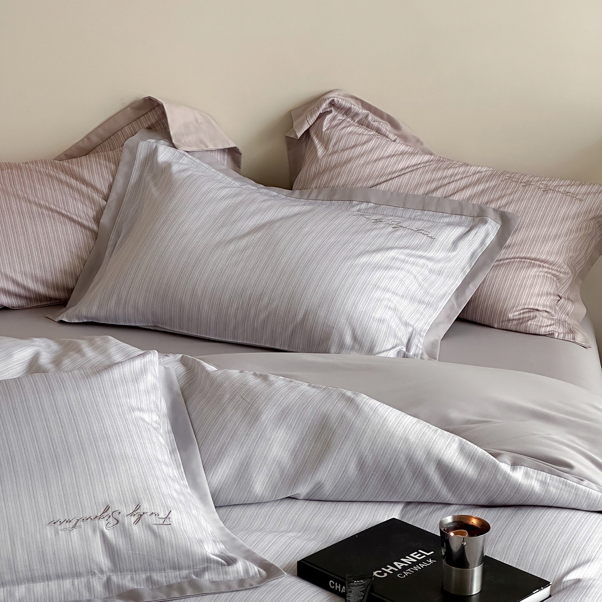 91家纺网 家纺一手货源 找家纺 黛舒家居 2025新款天丝棉磨毛字母刺绣小宽边四件套-纪梵希 纪梵希-紫灰