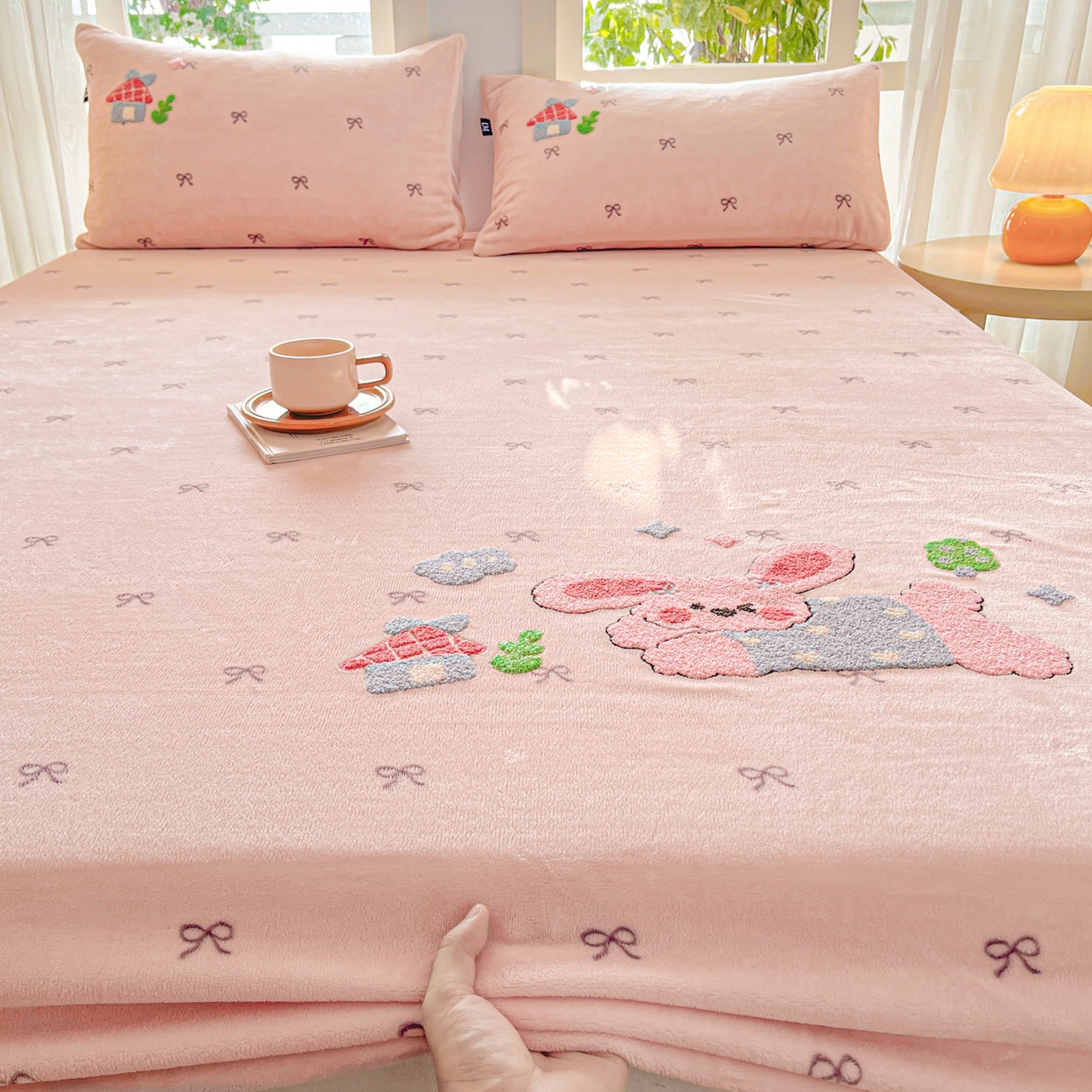 91家纺网 家纺一手货源 找家纺 （总）佳汐蓝家纺 2025新款秋冬220克毛巾绣绣牛奶绒床笠三件套