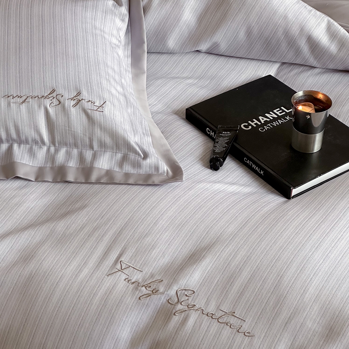 91家纺网 家纺一手货源 找家纺 黛舒家居 2025新款天丝棉磨毛字母刺绣小宽边四件套-纪梵希 纪梵希-紫灰