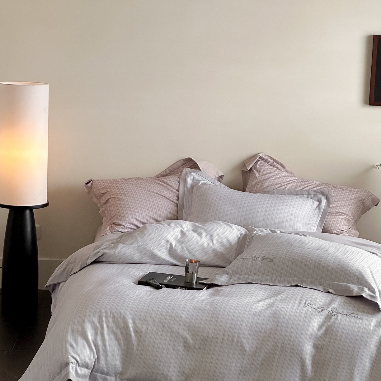 91家纺网 家纺一手货源 找家纺 黛舒家居 2025新款天丝棉磨毛字母刺绣小宽边四件套-纪梵希 纪梵希-紫灰