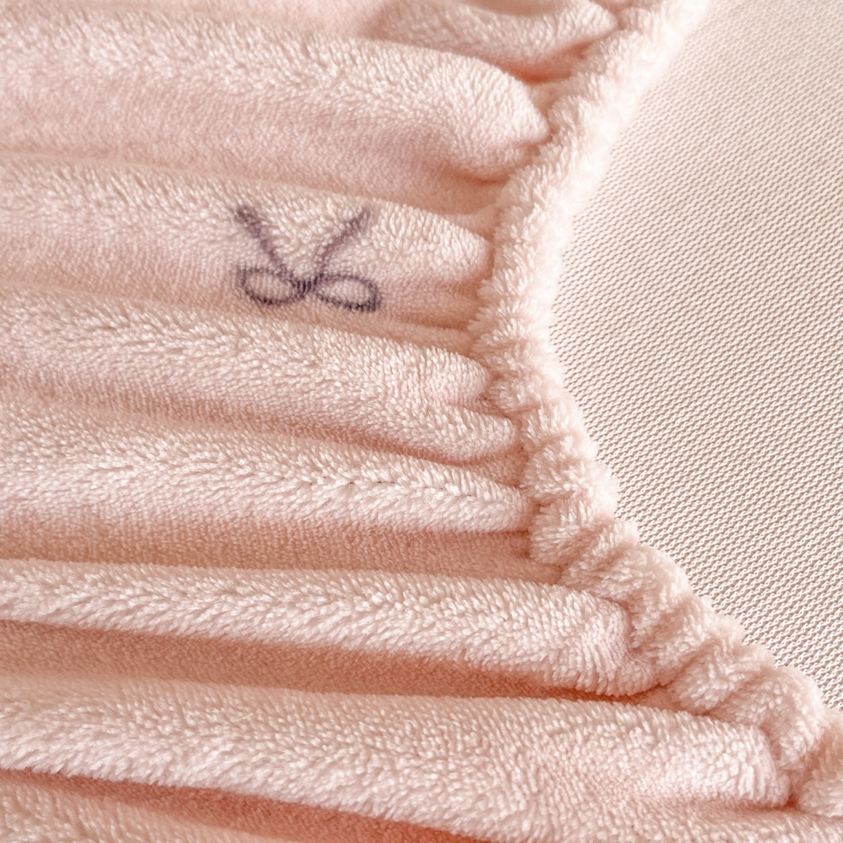 91家纺网 家纺一手货源 找家纺 （总）佳汐蓝家纺 2025新款秋冬220克毛巾绣绣牛奶绒床笠三件套