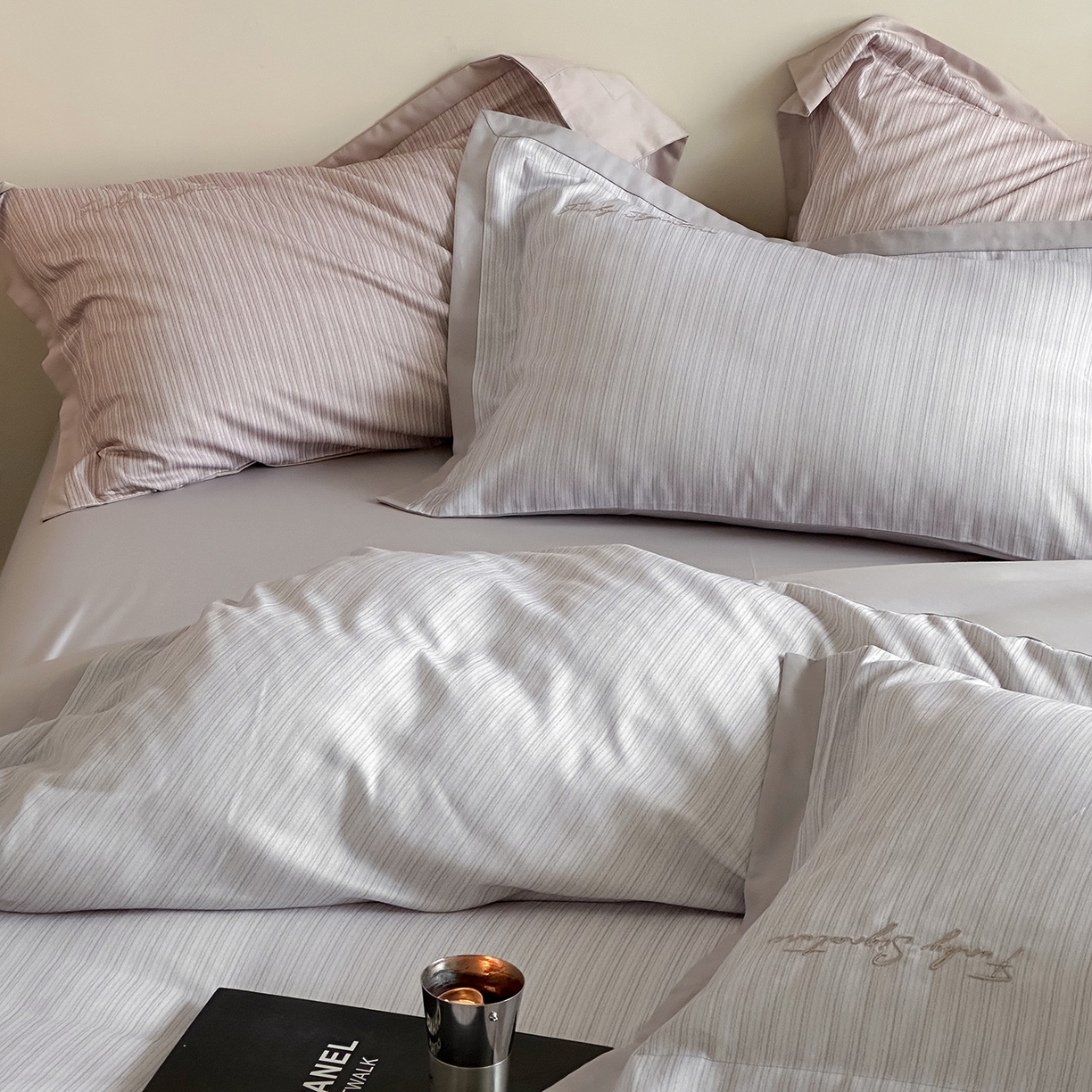 91家纺网 家纺一手货源 找家纺 黛舒家居 2025新款天丝棉磨毛字母刺绣小宽边四件套-纪梵希 纪梵希-紫灰