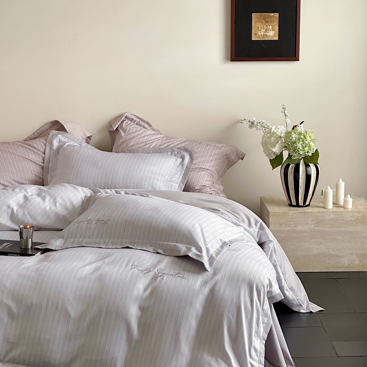 91家纺网 家纺一手货源 找家纺 黛舒家居 2025新款天丝棉磨毛字母刺绣小宽边四件套-纪梵希 纪梵希-紫灰