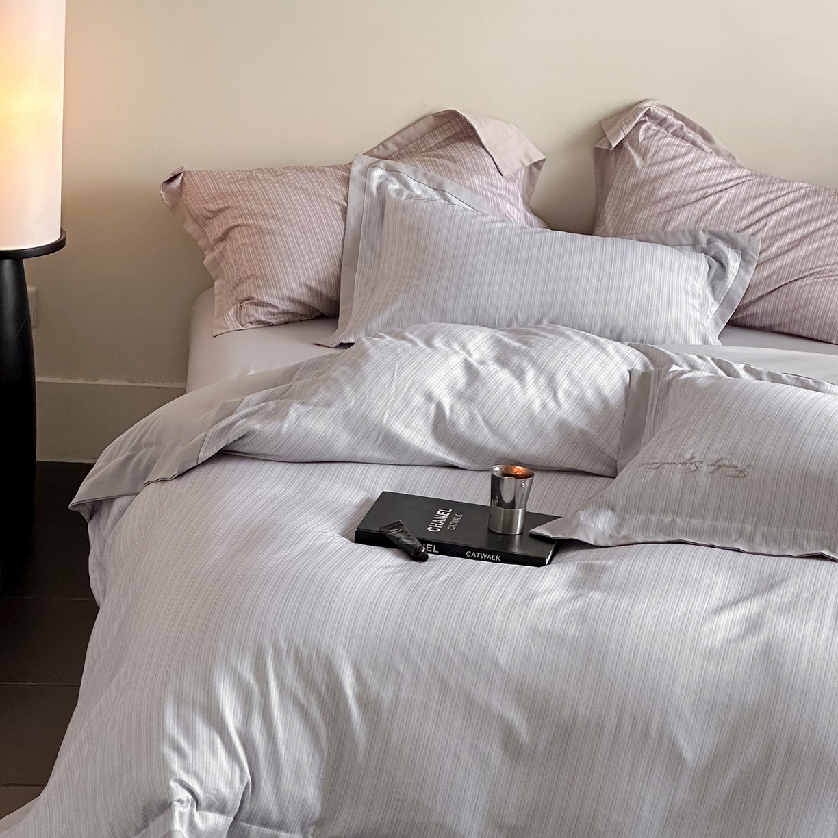 91家纺网 家纺一手货源 找家纺 黛舒家居 2025新款天丝棉磨毛字母刺绣小宽边四件套-纪梵希 纪梵希-紫灰