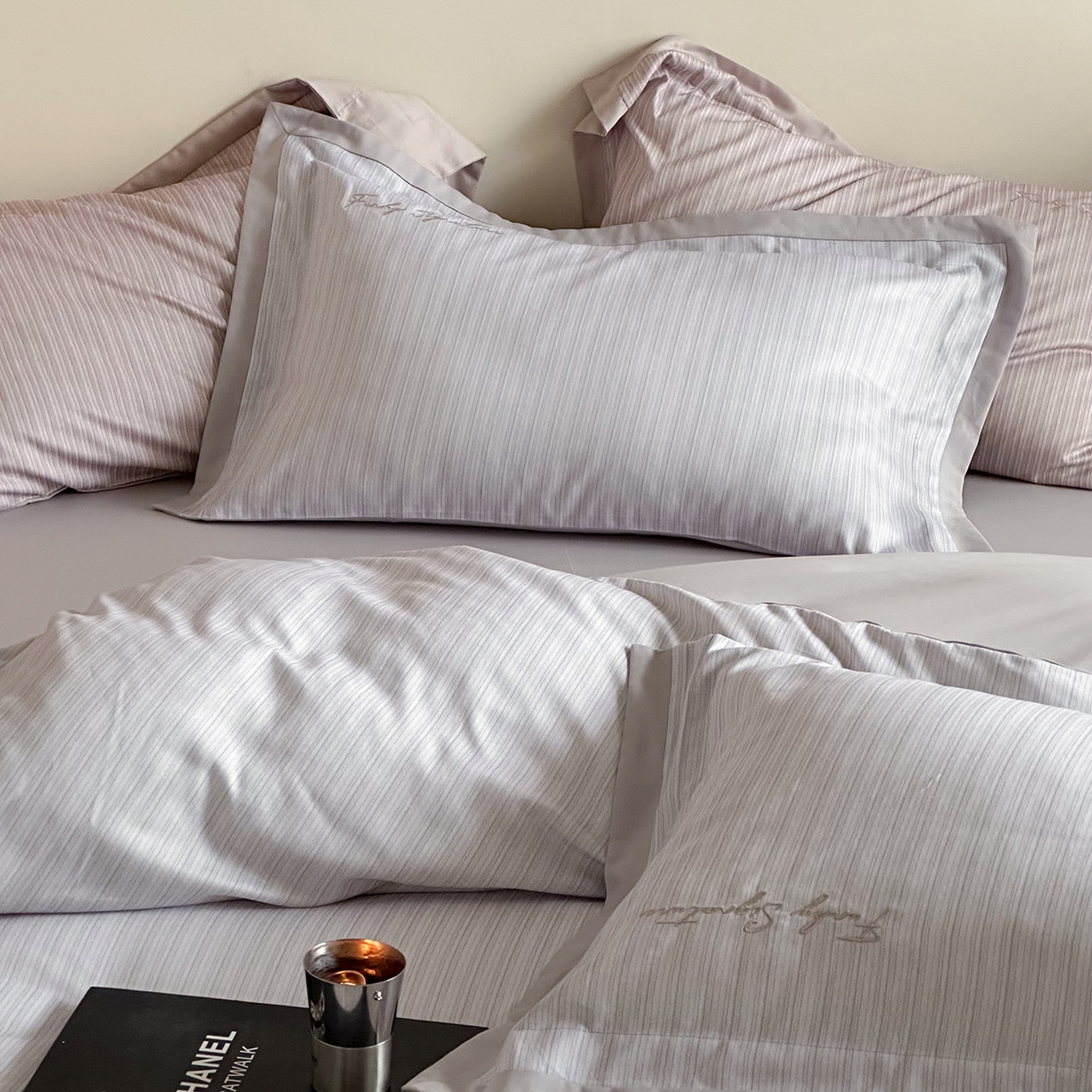 91家纺网 家纺一手货源 找家纺 黛舒家居 2025新款天丝棉磨毛字母刺绣小宽边四件套-纪梵希 纪梵希-紫灰