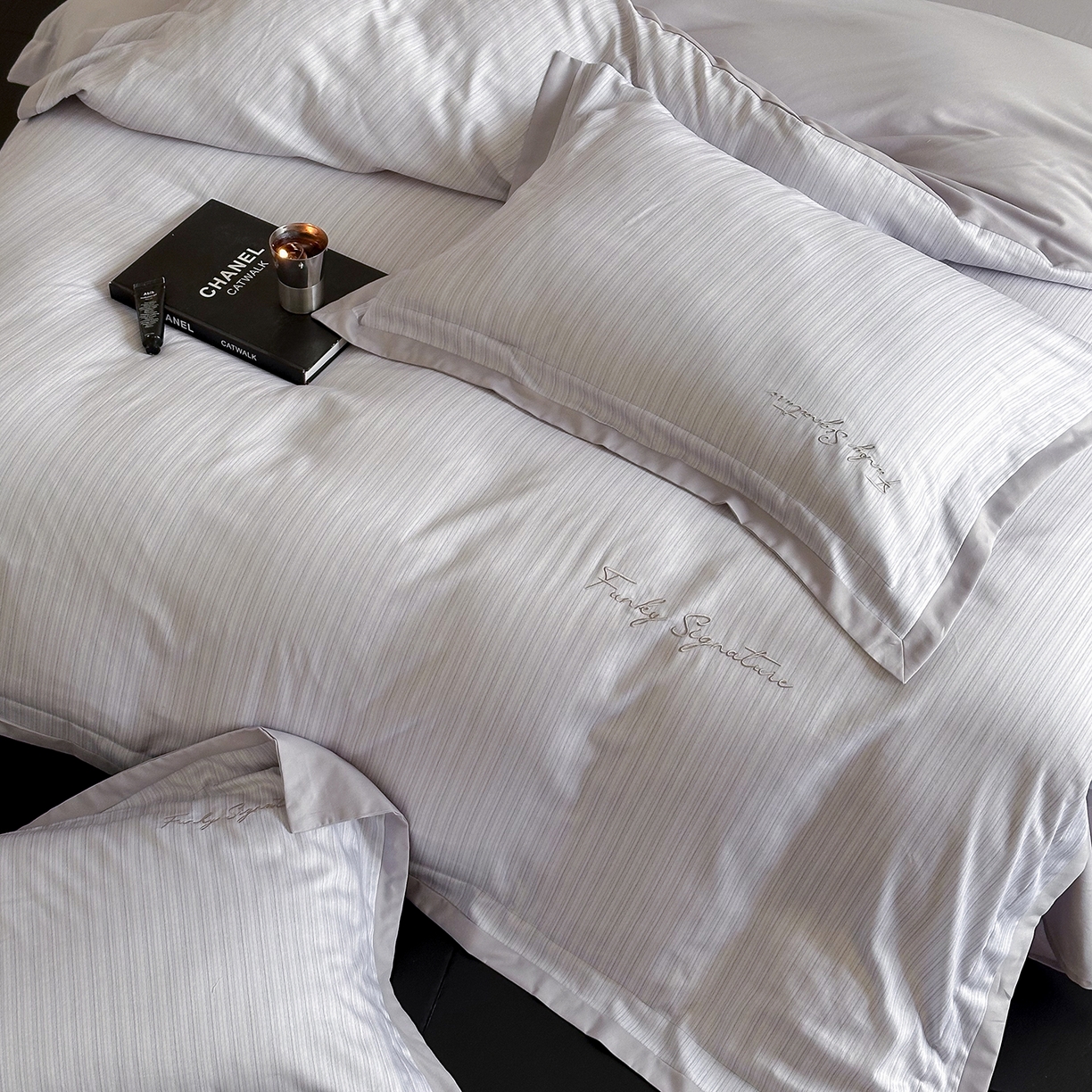 91家纺网 家纺一手货源 找家纺 黛舒家居 2025新款天丝棉磨毛字母刺绣小宽边四件套-纪梵希 纪梵希-紫灰