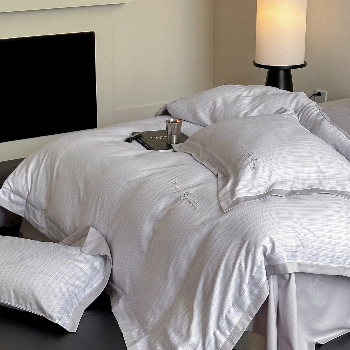 91家纺网 家纺一手货源 找家纺 黛舒家居 2025新款天丝棉磨毛字母刺绣小宽边四件套-纪梵希 纪梵希-紫灰