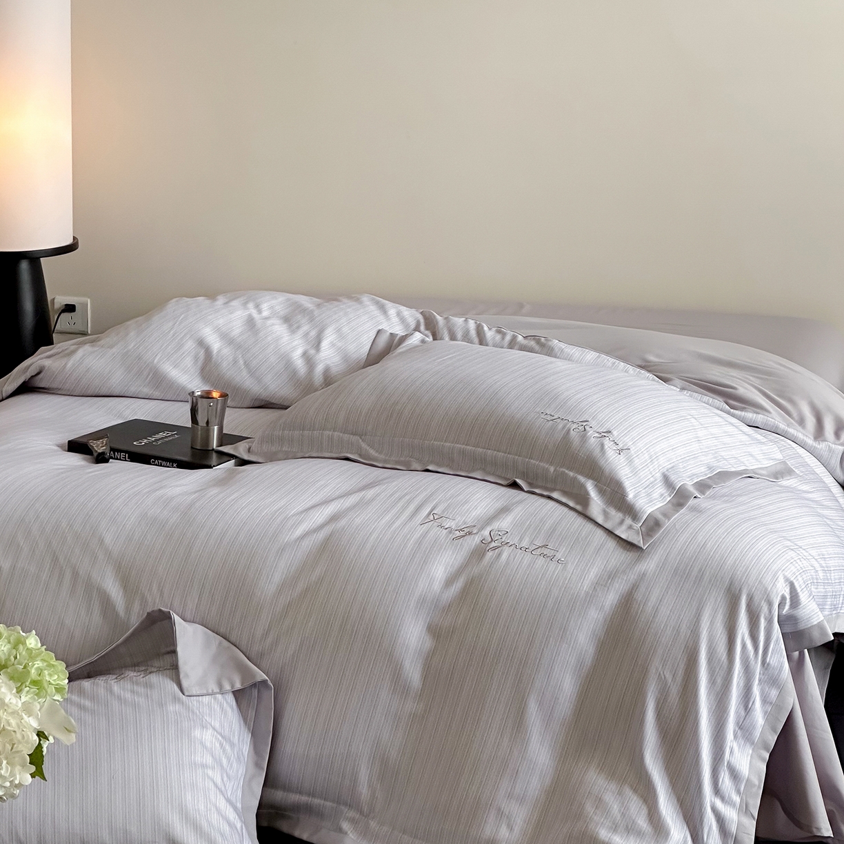 91家纺网 家纺一手货源 找家纺 黛舒家居 2025新款天丝棉磨毛字母刺绣小宽边四件套-纪梵希 纪梵希-紫灰