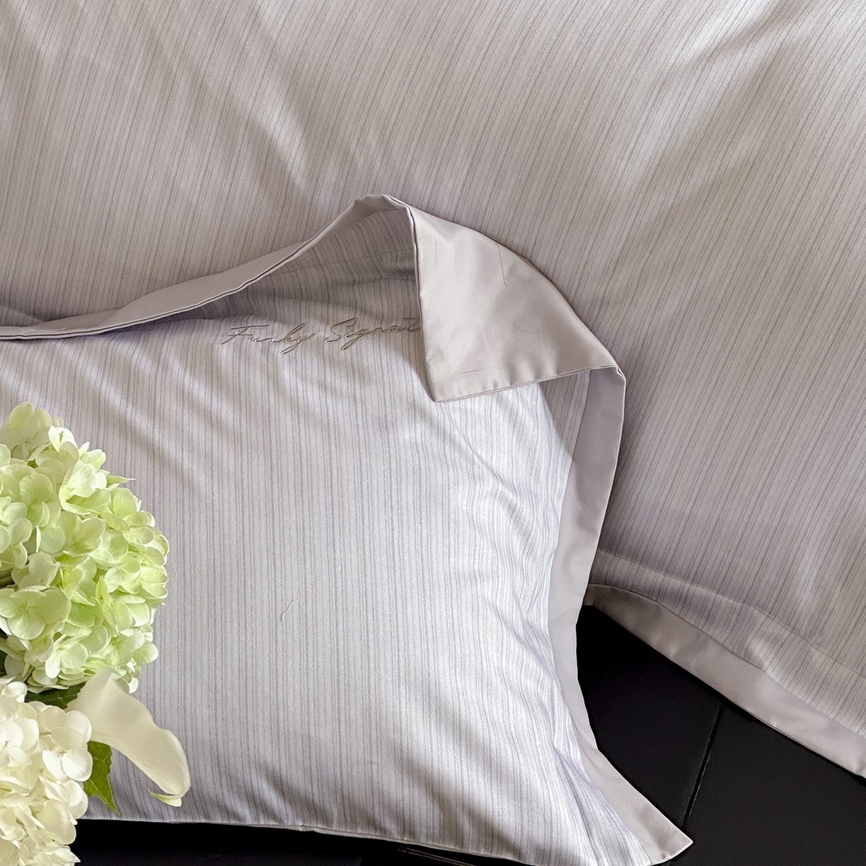 91家纺网 家纺一手货源 找家纺 黛舒家居 2025新款天丝棉磨毛字母刺绣小宽边四件套-纪梵希 纪梵希-紫灰