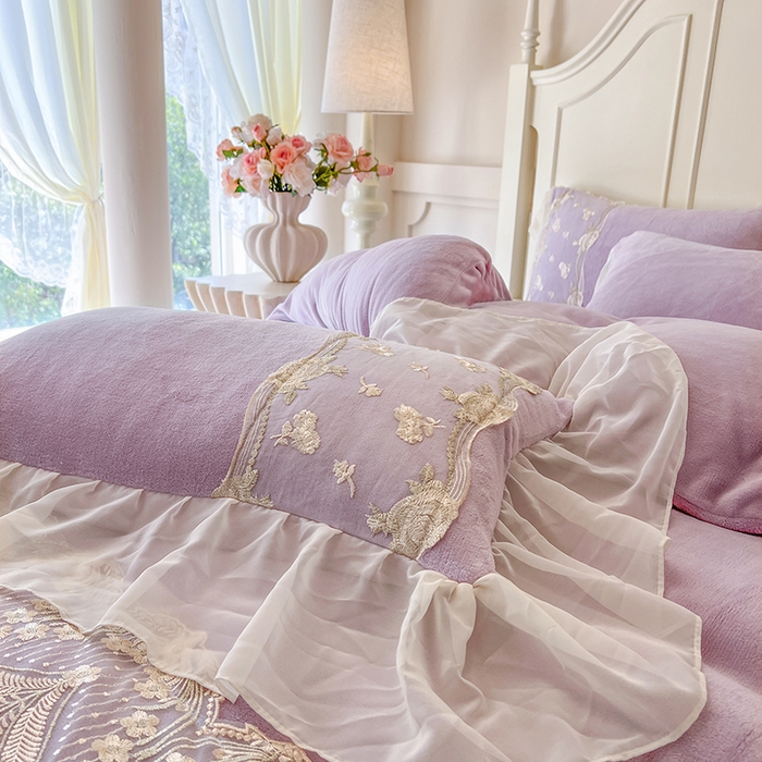 91家纺网 家纺一手货源 找家纺 网红馆（ck家纺） 2025新款亲肤舒适牛奶绒蕾丝边床裙四件套-秘密花园 秘密花园-紫色