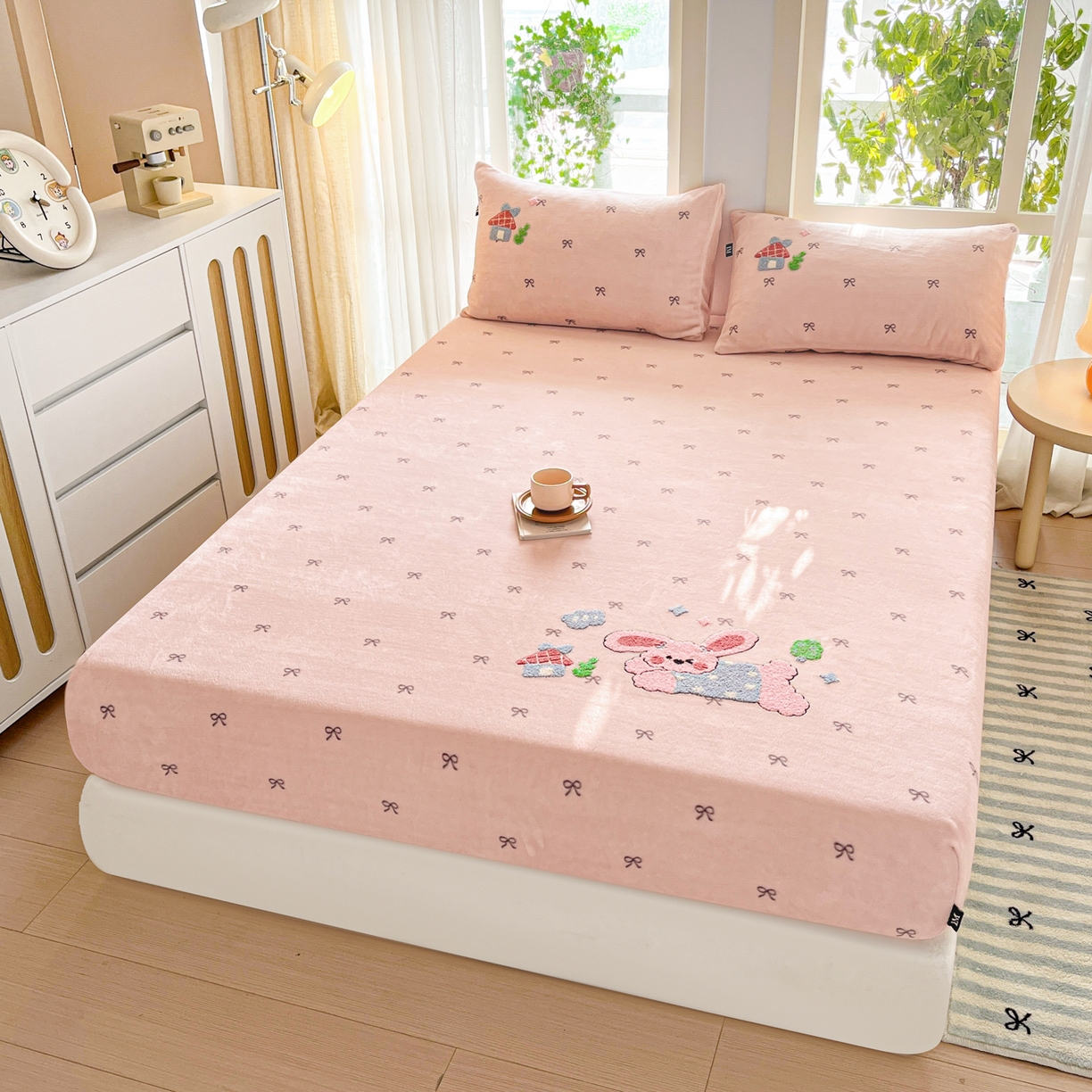 91家纺网 家纺一手货源 找家纺 佳汐蓝家纺 2025新款秋冬220克毛巾绣绣牛奶绒床笠三件套 欢乐兔