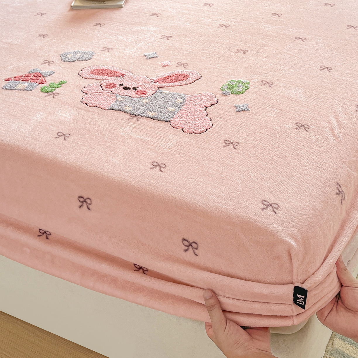 91家纺网 家纺一手货源 找家纺 佳汐蓝家纺 2025新款秋冬220克毛巾绣绣牛奶绒床笠三件套 欢乐兔