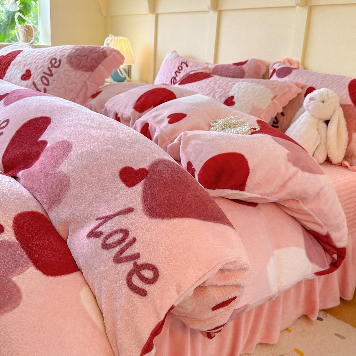 91家纺网 家纺一手货源 找家纺 （总）珍爱家纺 2025新款高克重牛奶绒加厚保暖印花床盖四件套热款