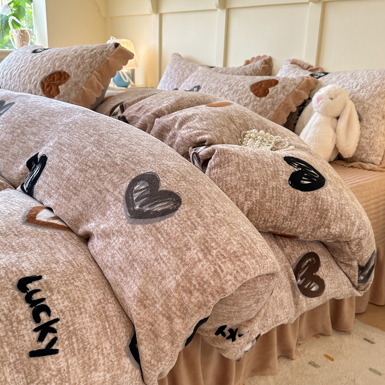 91家纺网 家纺一手货源 找家纺 （总）珍爱家纺 2025新款高克重牛奶绒加厚保暖印花床盖四件套热款