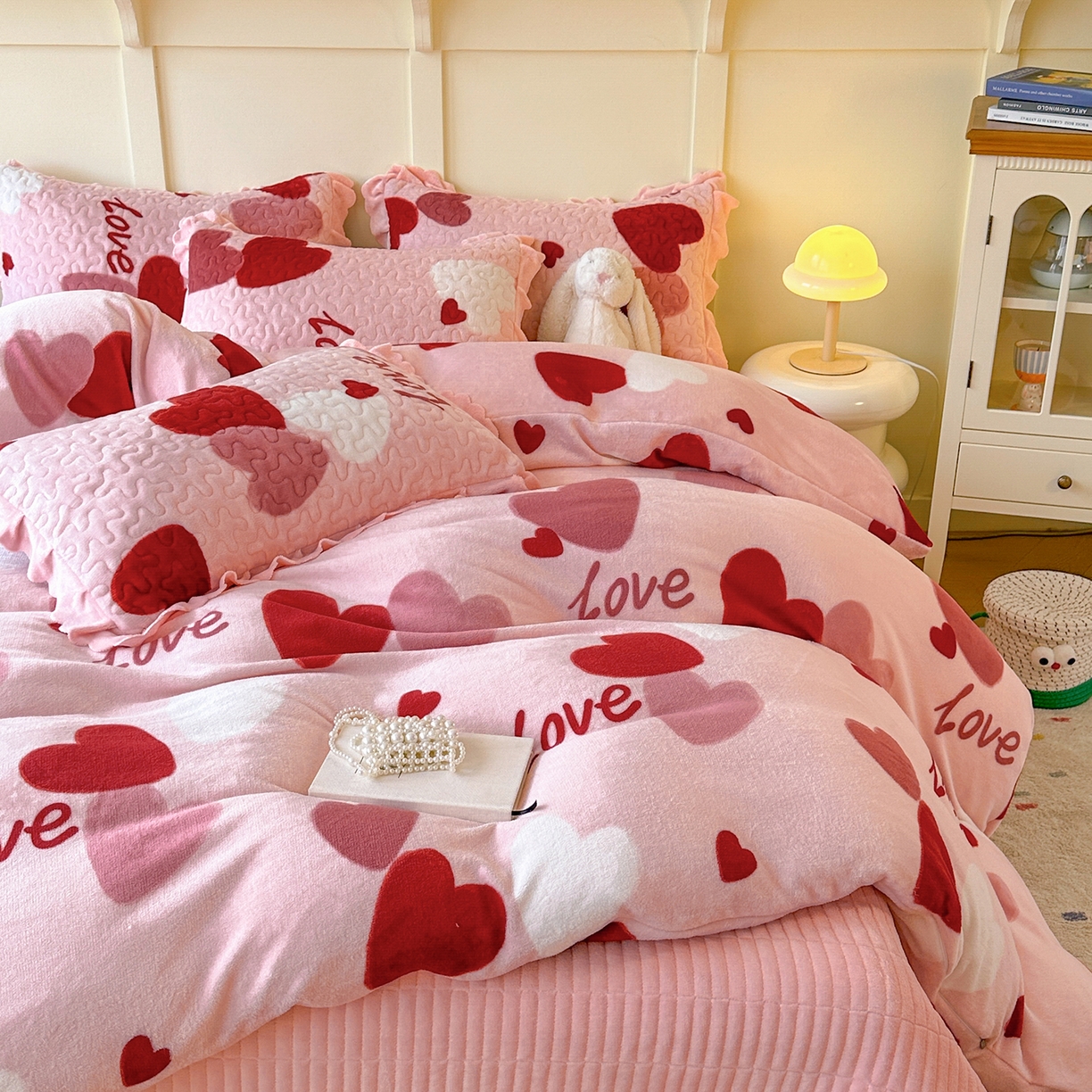 91家纺网 家纺一手货源 找家纺 （总）珍爱家纺 2025新款高克重牛奶绒加厚保暖印花床盖四件套热款