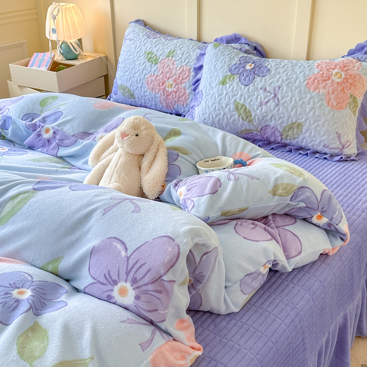 91家纺网 家纺一手货源 找家纺 珍爱家纺 2025新款高克重牛奶绒加厚保暖印花床盖四件套热款 梦境花开