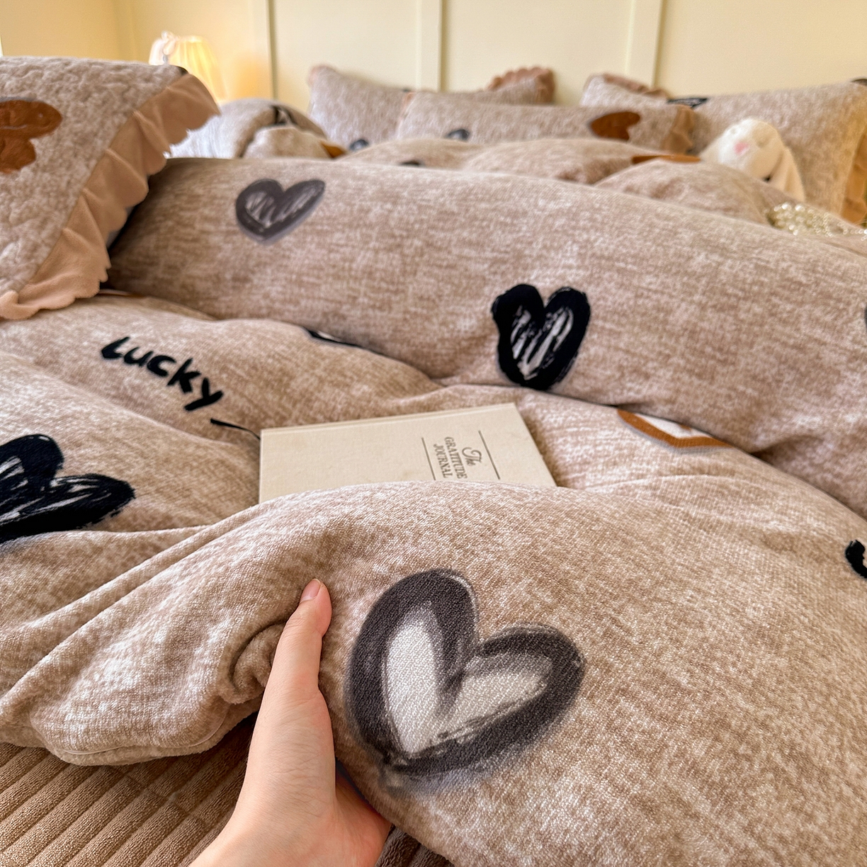 91家纺网 家纺一手货源 找家纺 珍爱家纺 2025新款高克重牛奶绒加厚保暖印花床盖四件套热款 幸运星-咖