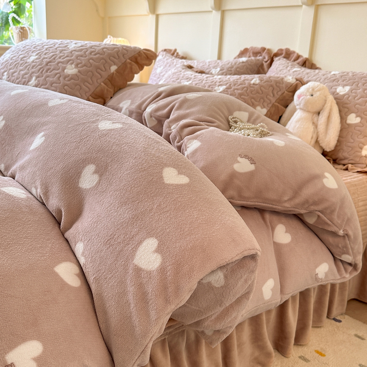 91家纺网 家纺一手货源 找家纺 （总）珍爱家纺 2025新款高克重牛奶绒加厚保暖印花床盖四件套热款