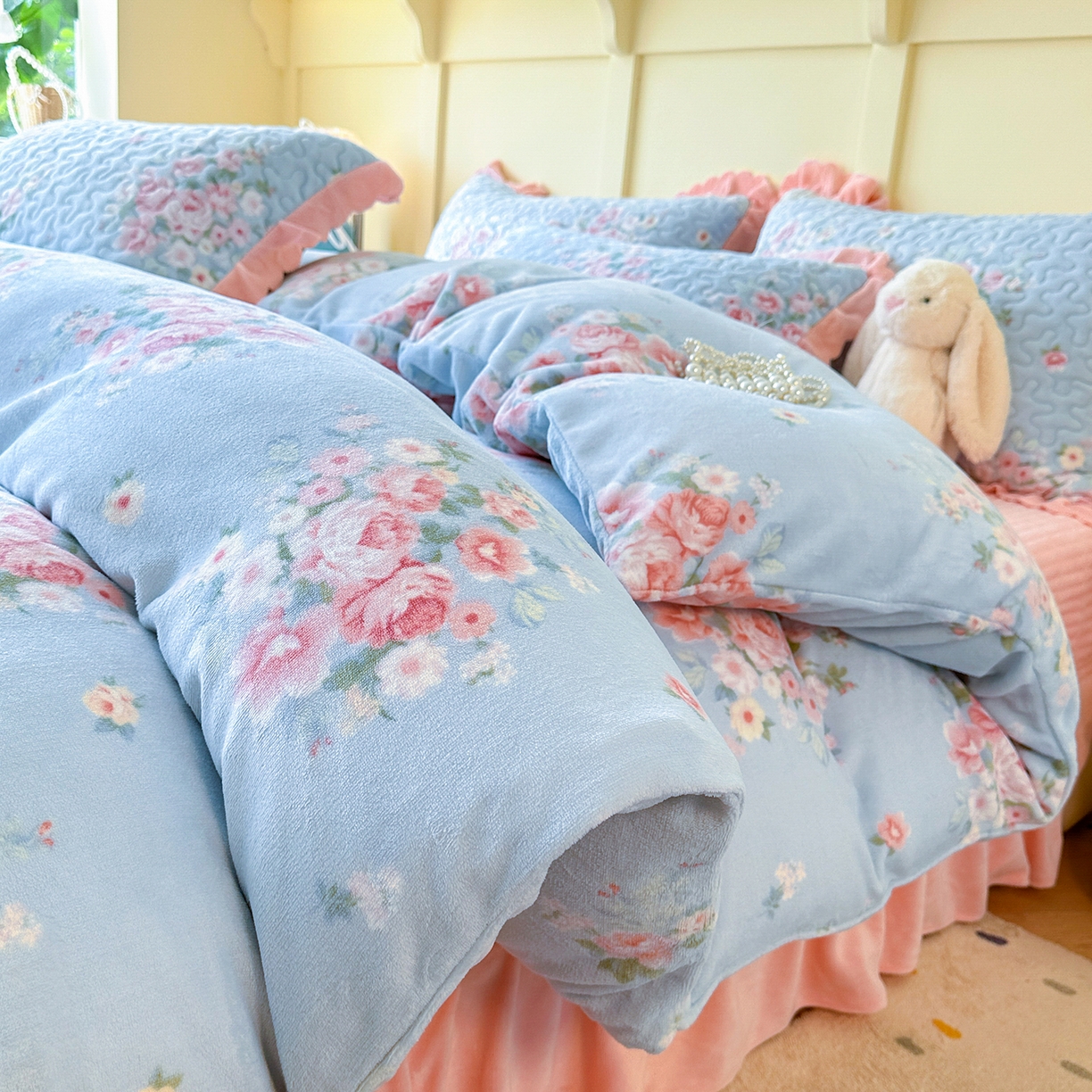 91家纺网 家纺一手货源 找家纺 （总）珍爱家纺 2025新款高克重牛奶绒加厚保暖印花床盖四件套热款