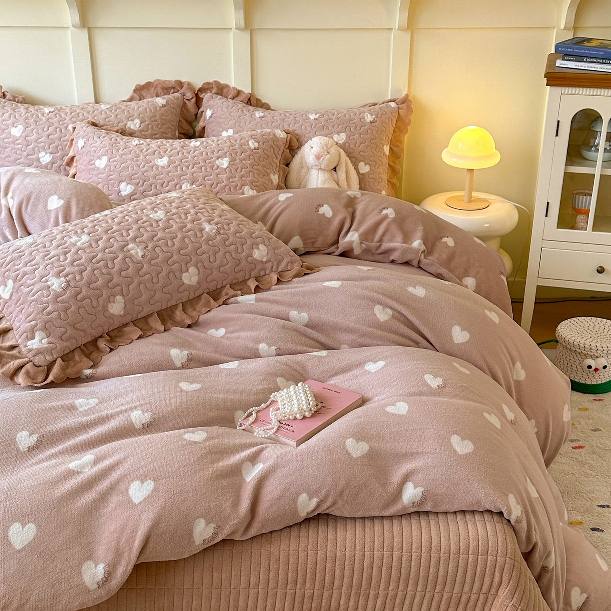 91家纺网 家纺一手货源 找家纺 珍爱家纺 2025新款高克重牛奶绒加厚保暖印花床盖四件套热款 心心相印-咖