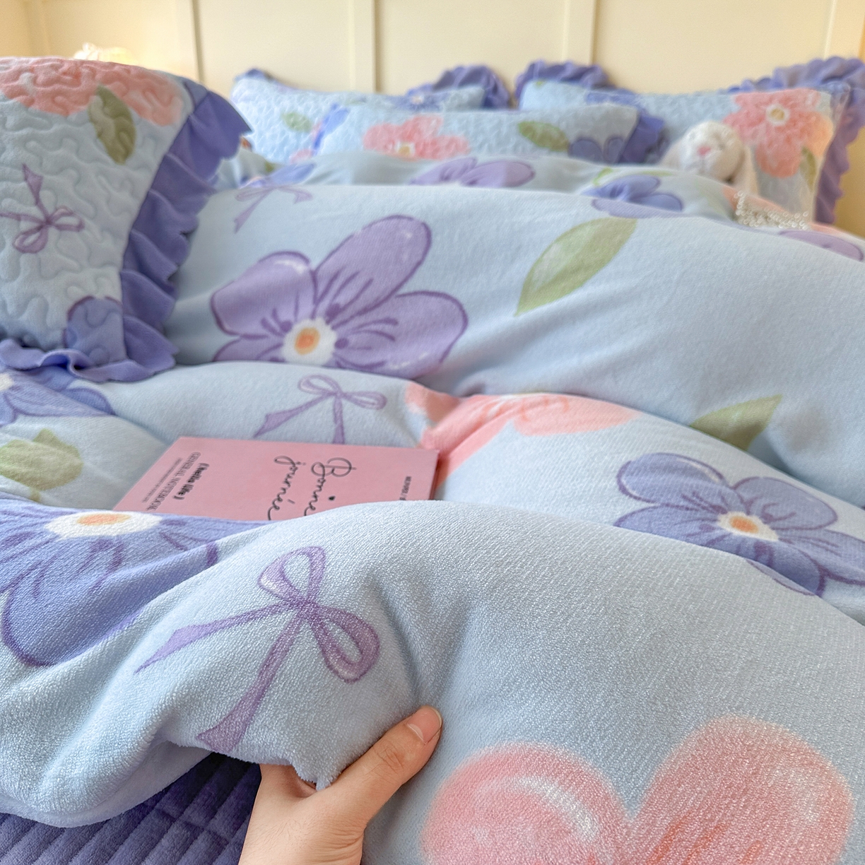 91家纺网 家纺一手货源 找家纺 珍爱家纺 2025新款高克重牛奶绒加厚保暖印花床盖四件套热款 梦境花开