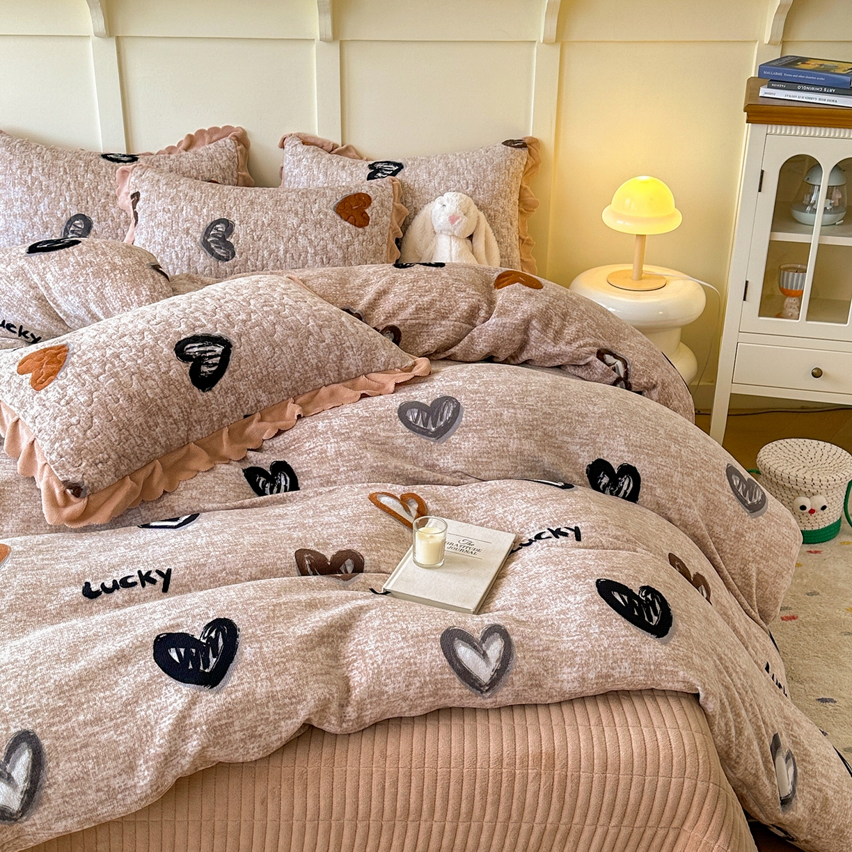 91家纺网 家纺一手货源 找家纺 珍爱家纺 2025新款高克重牛奶绒加厚保暖印花床盖四件套热款 幸运星-咖