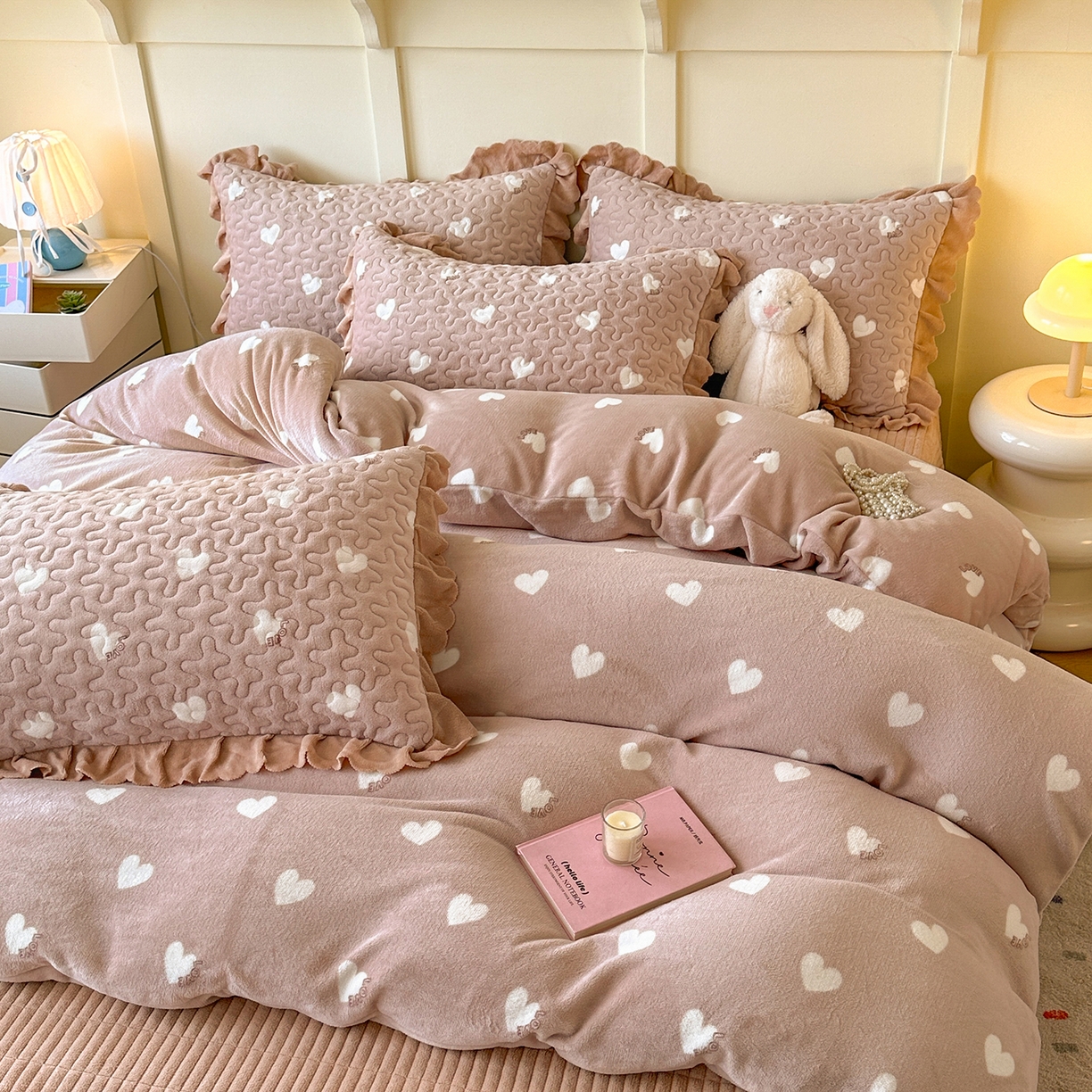 91家纺网 家纺一手货源 找家纺 珍爱家纺 2025新款高克重牛奶绒加厚保暖印花床盖四件套热款 心心相印-咖