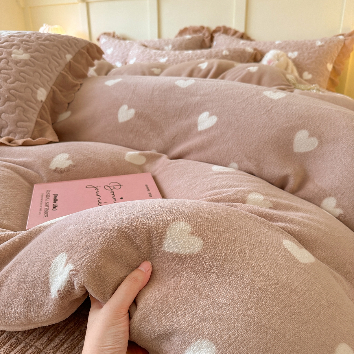 91家纺网 家纺一手货源 找家纺 珍爱家纺 2025新款高克重牛奶绒加厚保暖印花床盖四件套热款 心心相印-咖