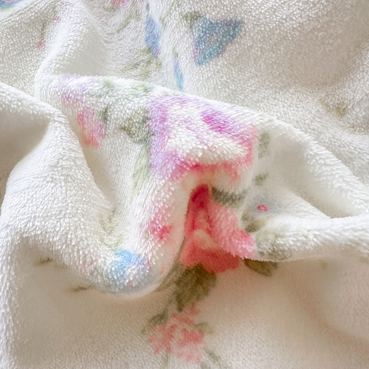 91家纺网 家纺一手货源 找家纺 珍爱家纺 2025新款高克重牛奶绒加厚保暖印花床盖四件套热款 繁花似锦