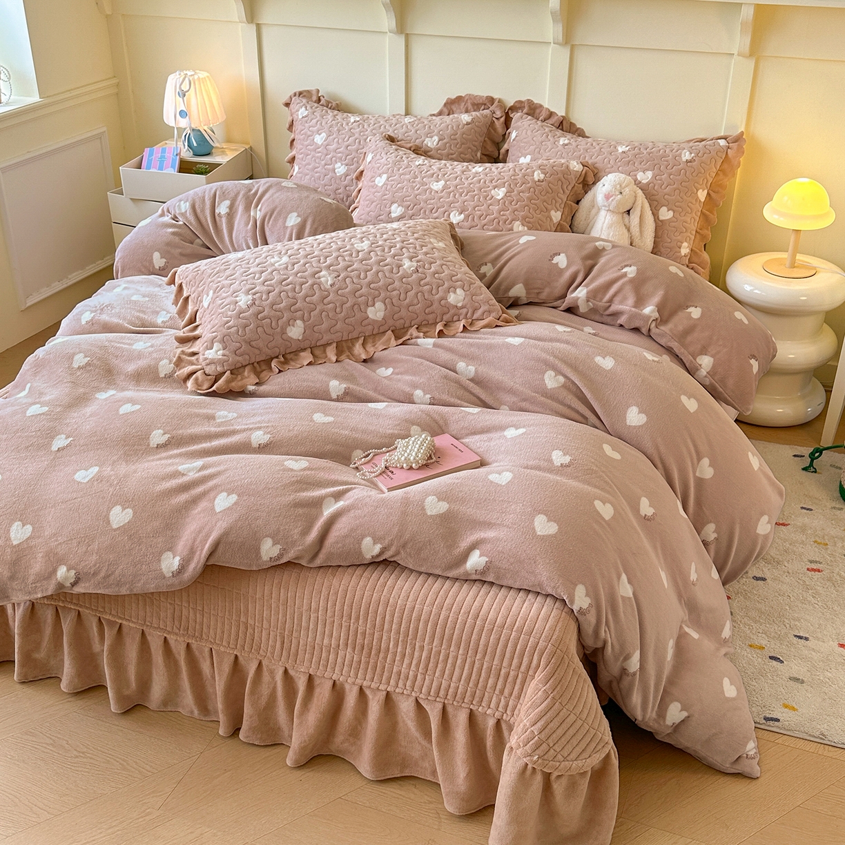 91家纺网 家纺一手货源 找家纺 珍爱家纺 2025新款高克重牛奶绒加厚保暖印花床盖四件套热款 心心相印-咖