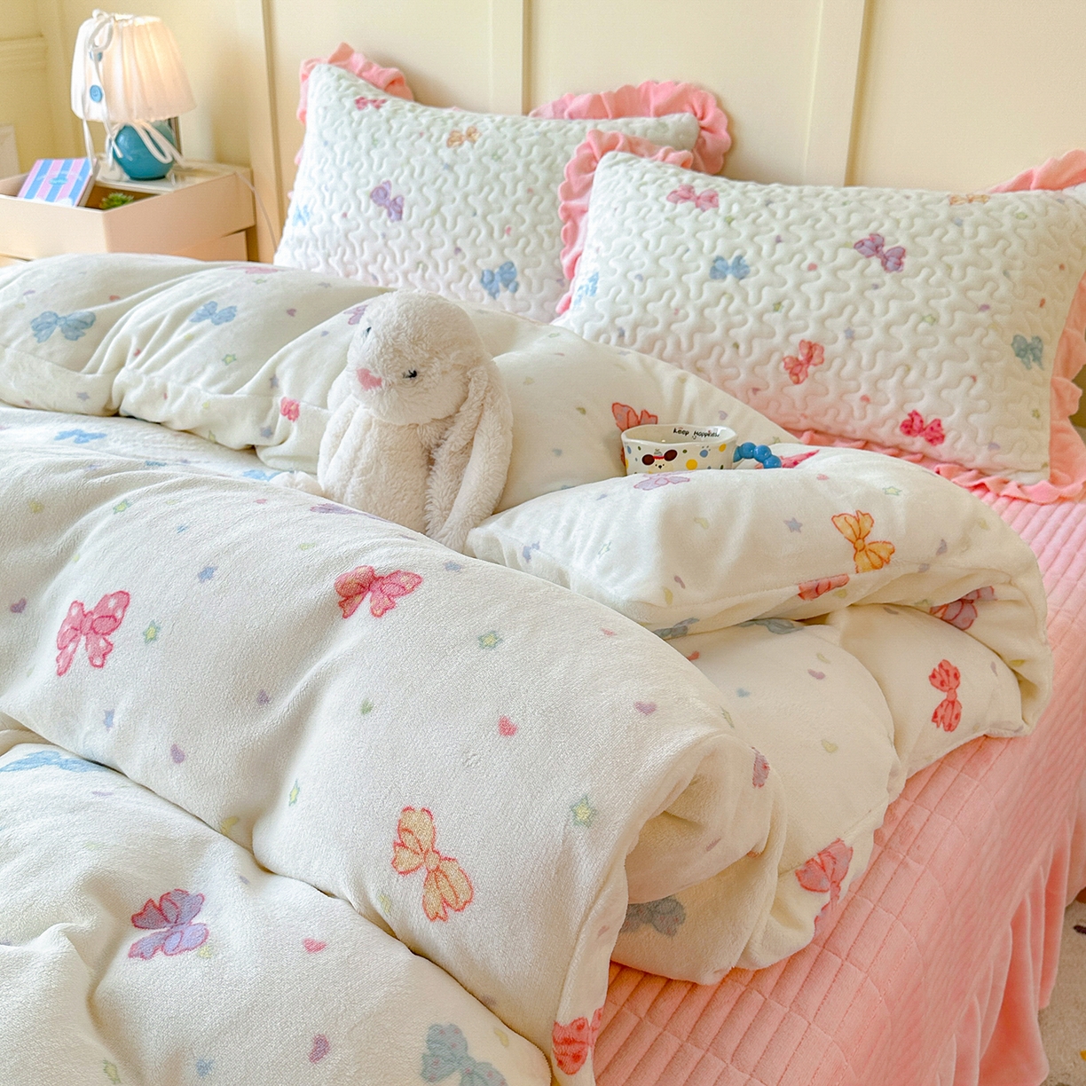 91家纺网 家纺一手货源 找家纺 珍爱家纺 2025新款高克重牛奶绒加厚保暖印花床盖四件套热款 梦幻蝴蝶