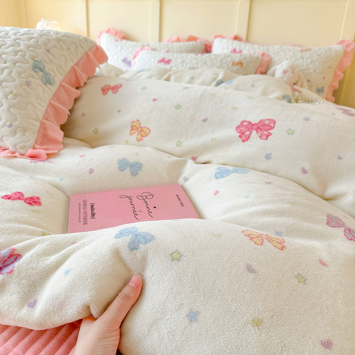 91家纺网 家纺一手货源 找家纺 珍爱家纺 2025新款高克重牛奶绒加厚保暖印花床盖四件套热款 梦幻蝴蝶