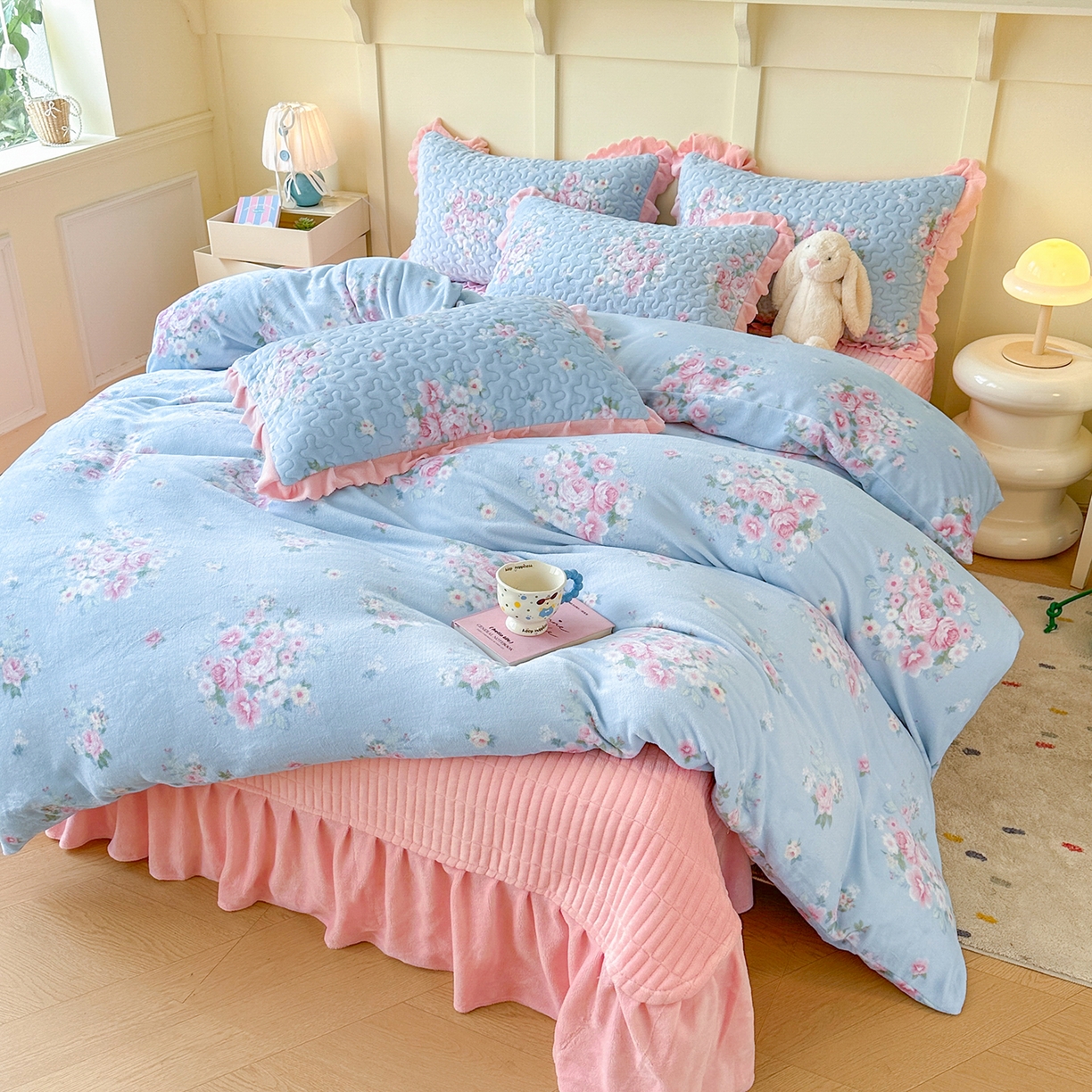 91家纺网 家纺一手货源 找家纺 珍爱家纺 2025新款高克重牛奶绒加厚保暖印花床盖四件套热款 柔情花梦