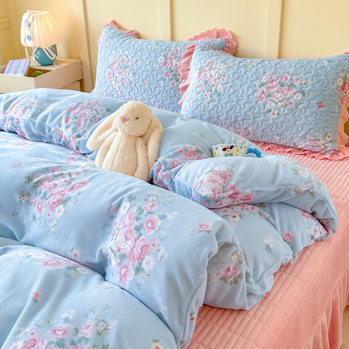 91家纺网 家纺一手货源 找家纺 珍爱家纺 2025新款高克重牛奶绒加厚保暖印花床盖四件套热款 柔情花梦