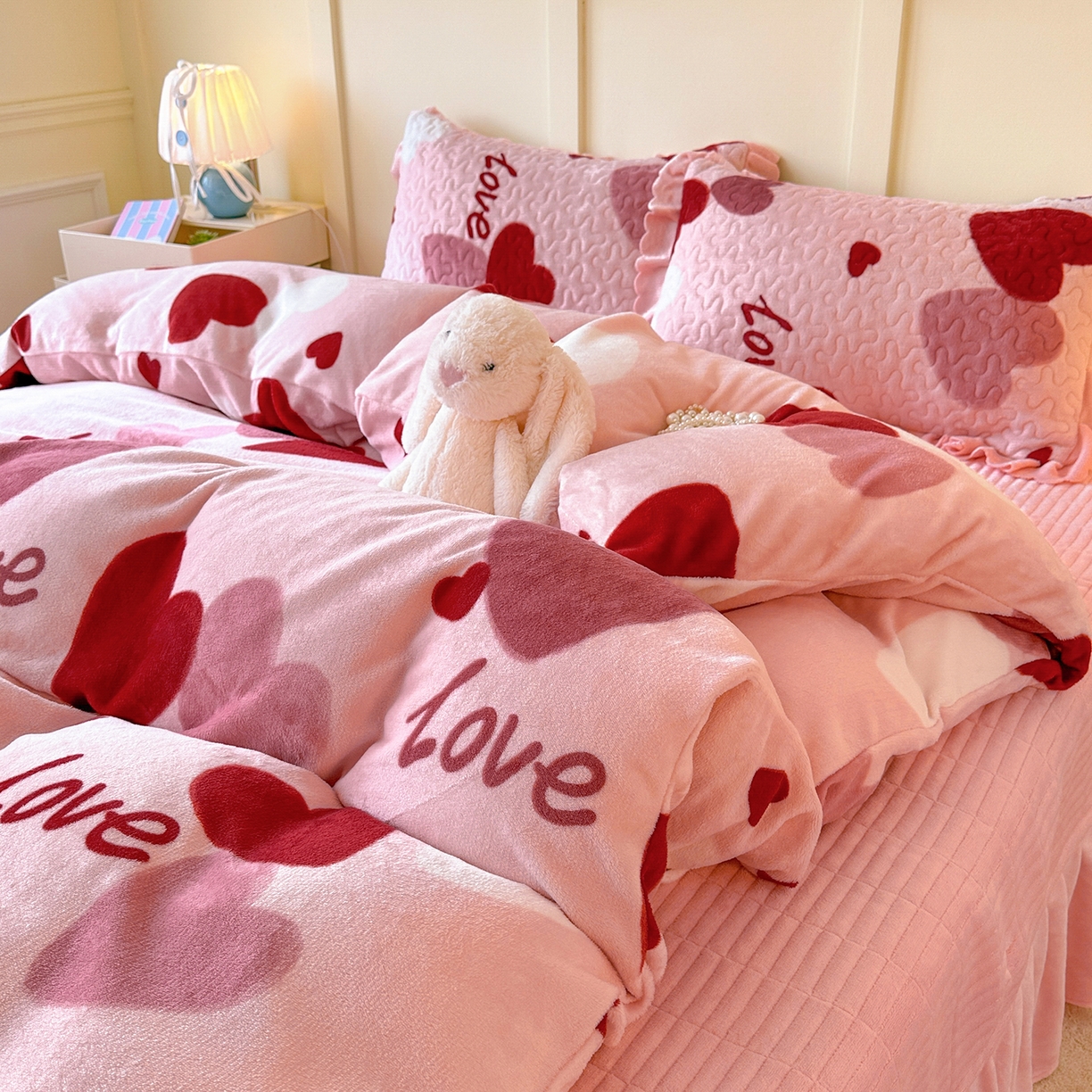 91家纺网 家纺一手货源 找家纺 （总）珍爱家纺 2025新款高克重牛奶绒加厚保暖印花床盖四件套热款