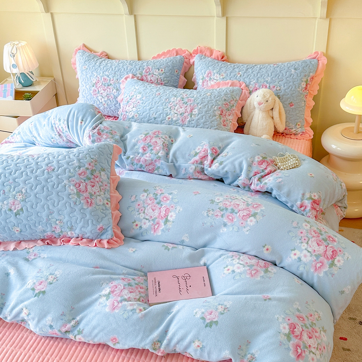 91家纺网 家纺一手货源 找家纺 珍爱家纺 2025新款高克重牛奶绒加厚保暖印花床盖四件套热款 柔情花梦