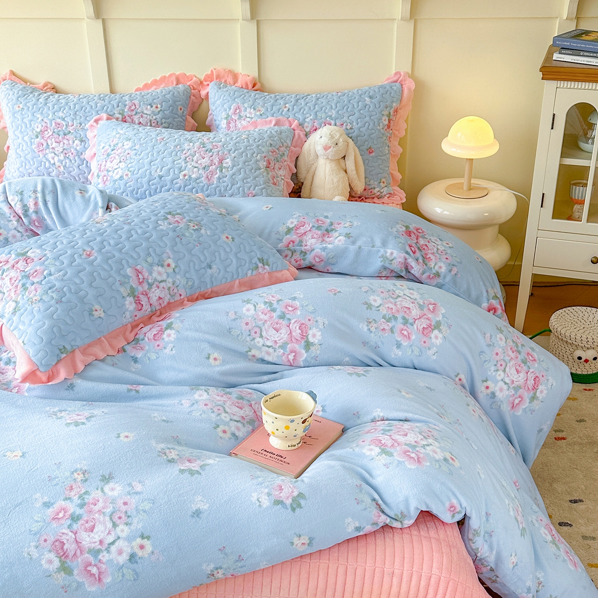 91家纺网 家纺一手货源 找家纺 珍爱家纺 2025新款高克重牛奶绒加厚保暖印花床盖四件套热款 柔情花梦