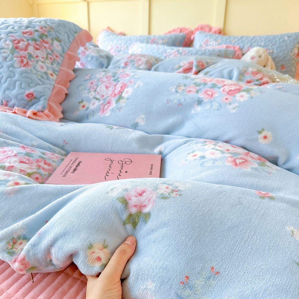 91家纺网 家纺一手货源 找家纺 珍爱家纺 2025新款高克重牛奶绒加厚保暖印花床盖四件套热款 柔情花梦