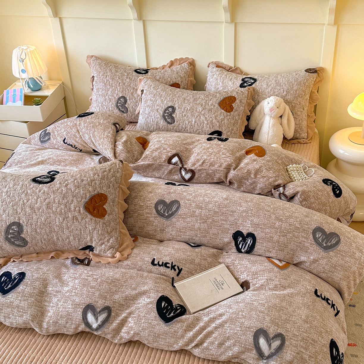 91家纺网 家纺一手货源 找家纺 珍爱家纺 2025新款高克重牛奶绒加厚保暖印花床盖四件套热款 幸运星-咖