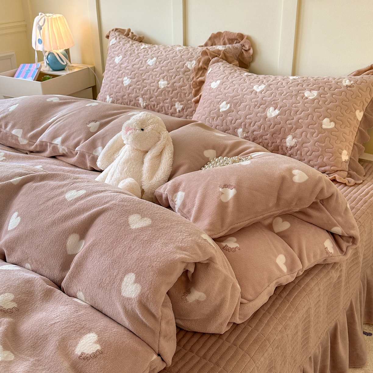 91家纺网 家纺一手货源 找家纺 珍爱家纺 2025新款高克重牛奶绒加厚保暖印花床盖四件套热款 心心相印-咖