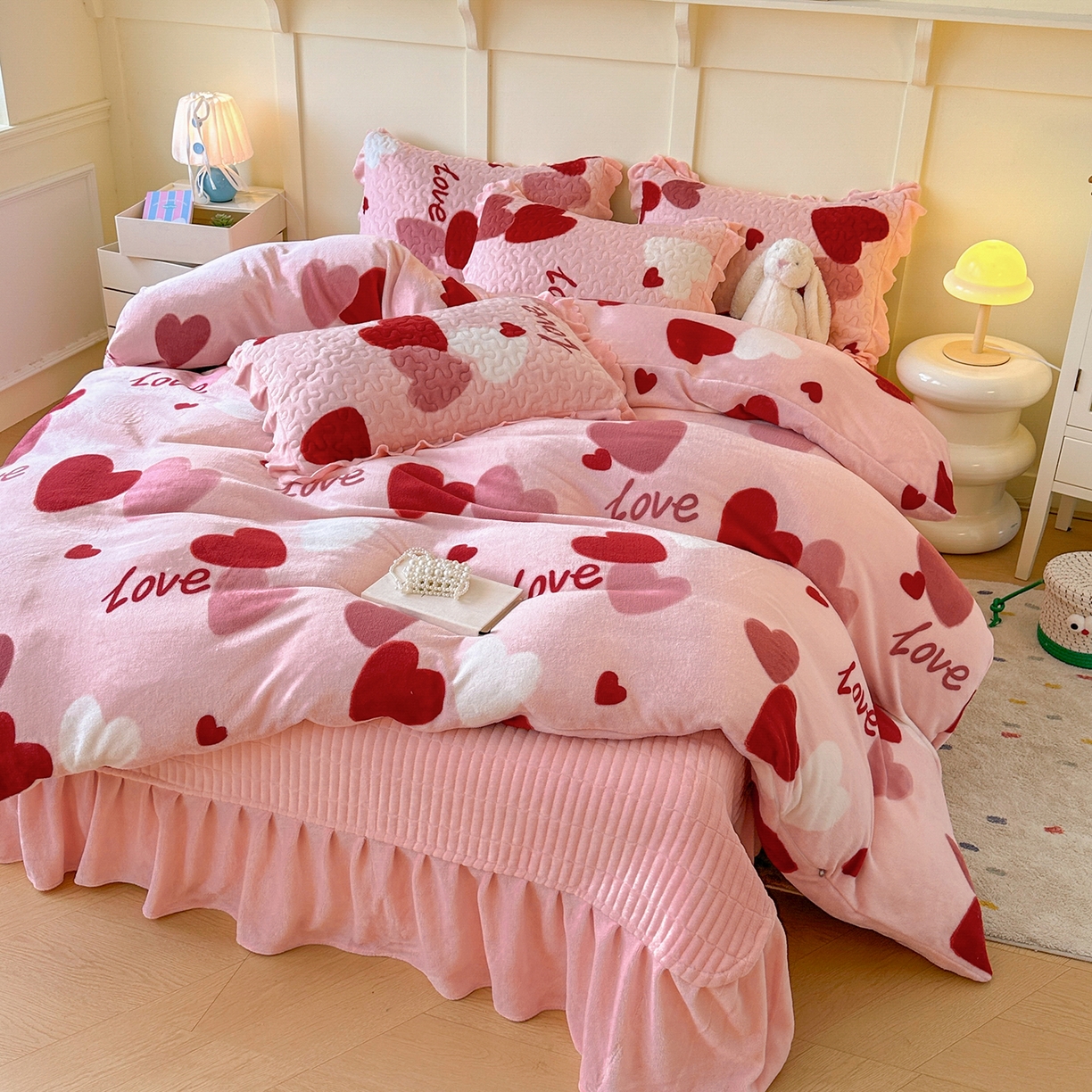 91家纺网 家纺一手货源 找家纺 珍爱家纺 2025新款高克重牛奶绒加厚保暖印花床盖四件套热款 爱意满满