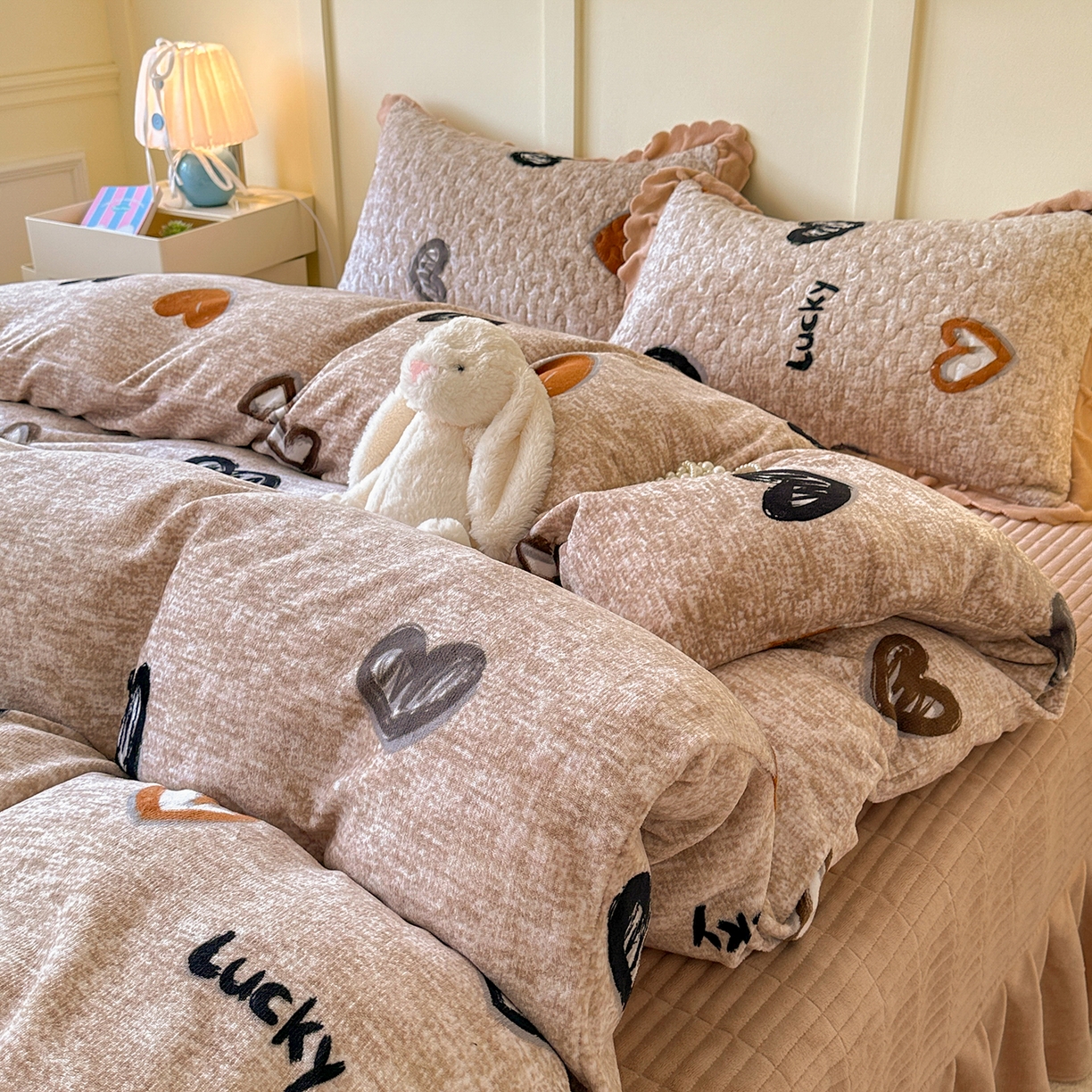 91家纺网 家纺一手货源 找家纺 珍爱家纺 2025新款高克重牛奶绒加厚保暖印花床盖四件套热款 幸运星-咖